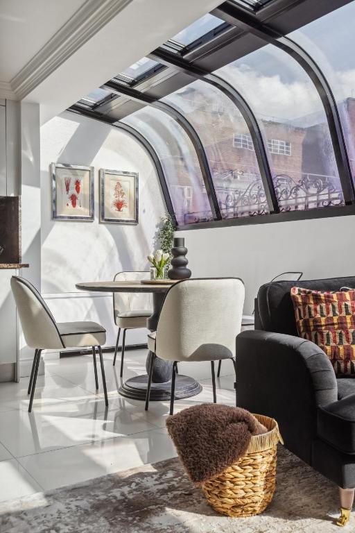 Mayfair House Apartments dining area