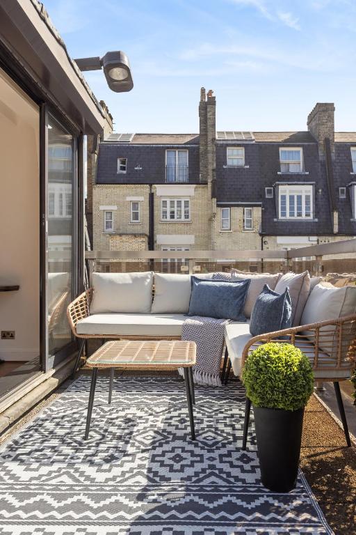 Mayfair House Apartments terrace