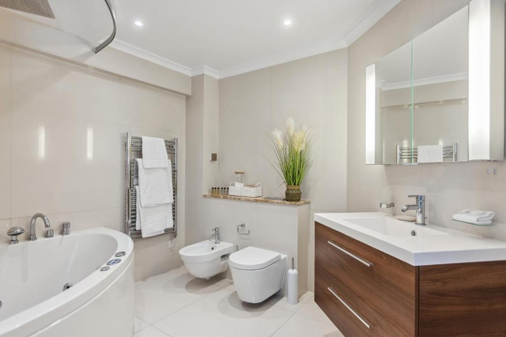 Mayfair House Apartments luxury bathroom