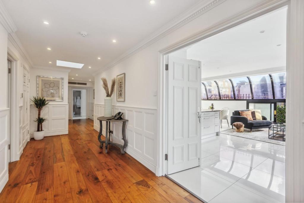 Mayfair House Apartments hall kitchen