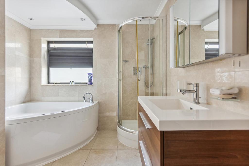 Mayfair House Apartments corner bath