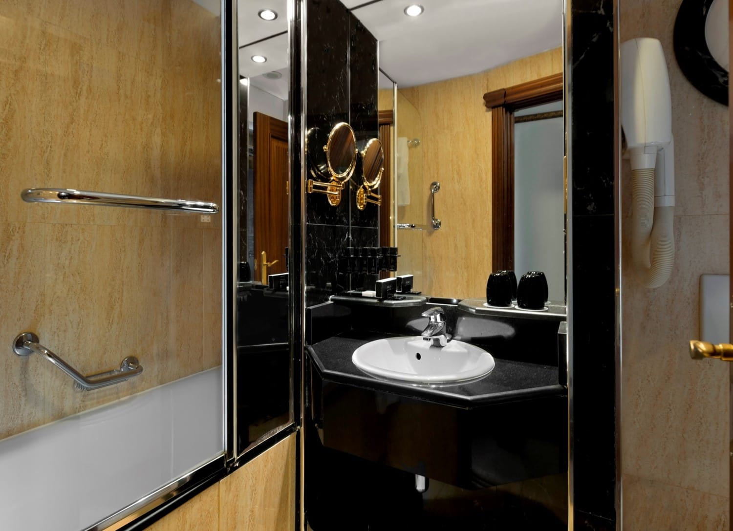 Melia White House bathroom