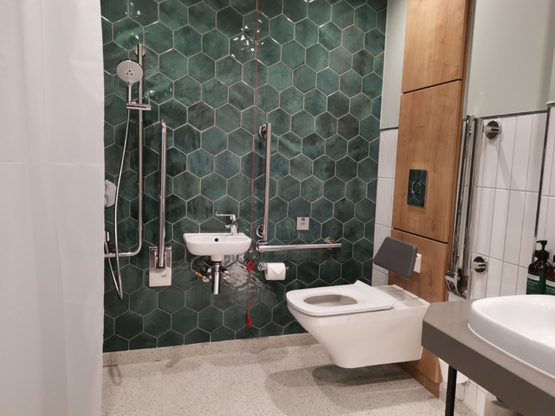 Staybridge Suites Vauxhall accessible bathroom