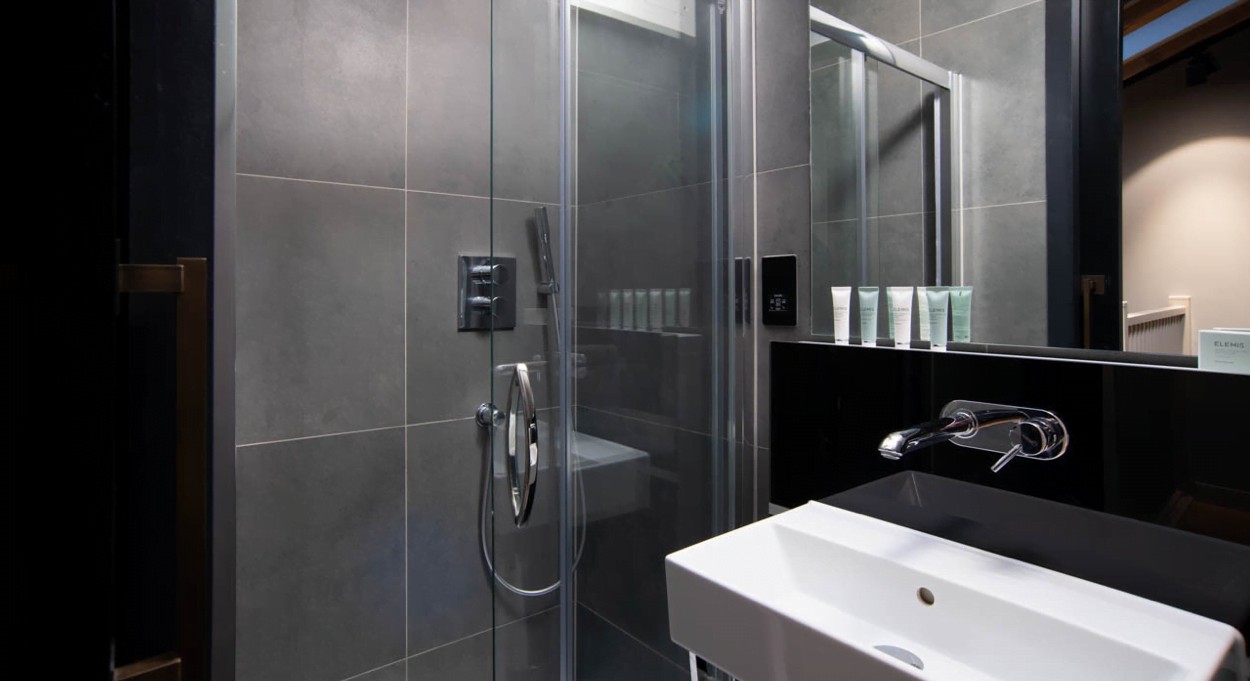 Native Bankside bathroom