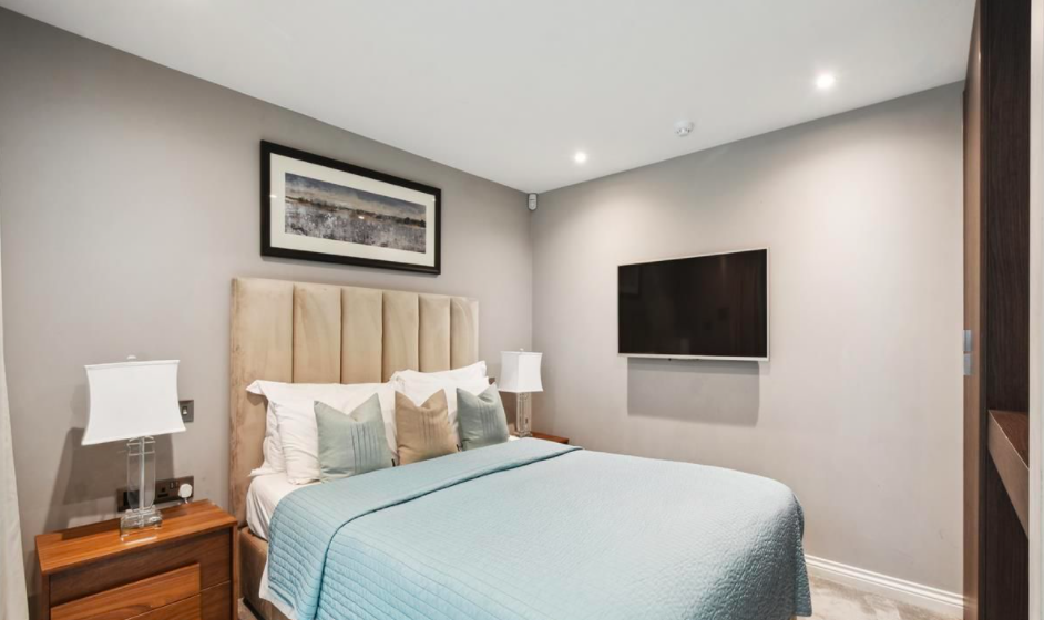 Buckingham Palace Residences by Q Apartments Double Bedroom