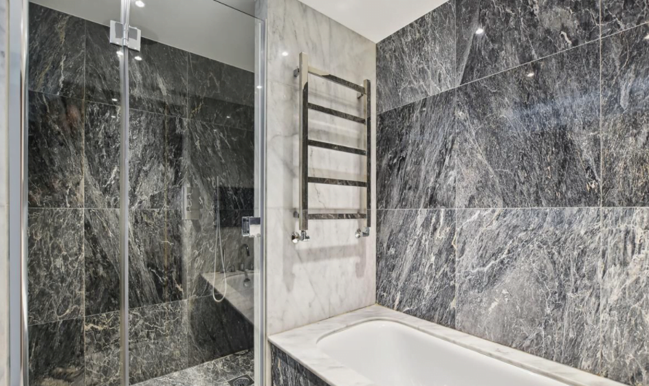 Buckingham Palace Residences by Q Apartments Marble Bathroom