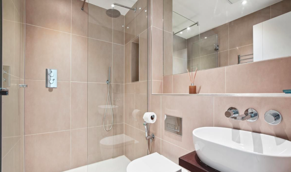 Buckingham Palace Residences by Q Apartments Shower