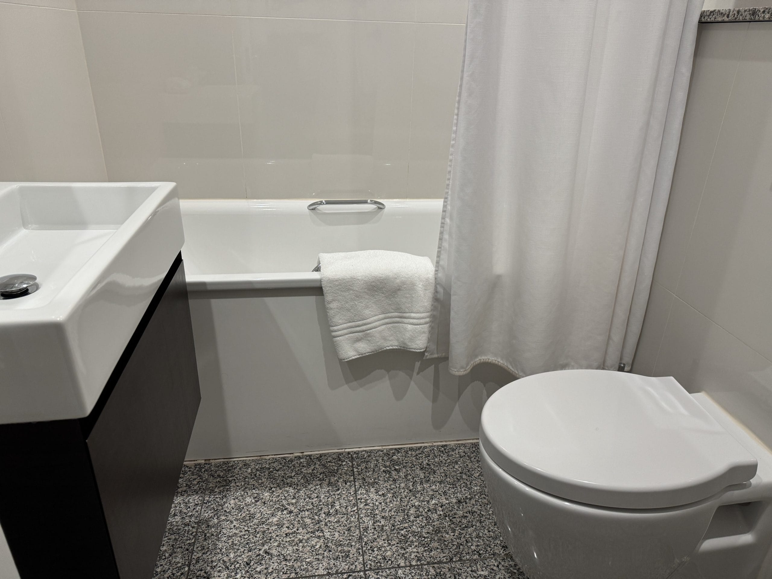 Mayfair House Apartments Bathtub