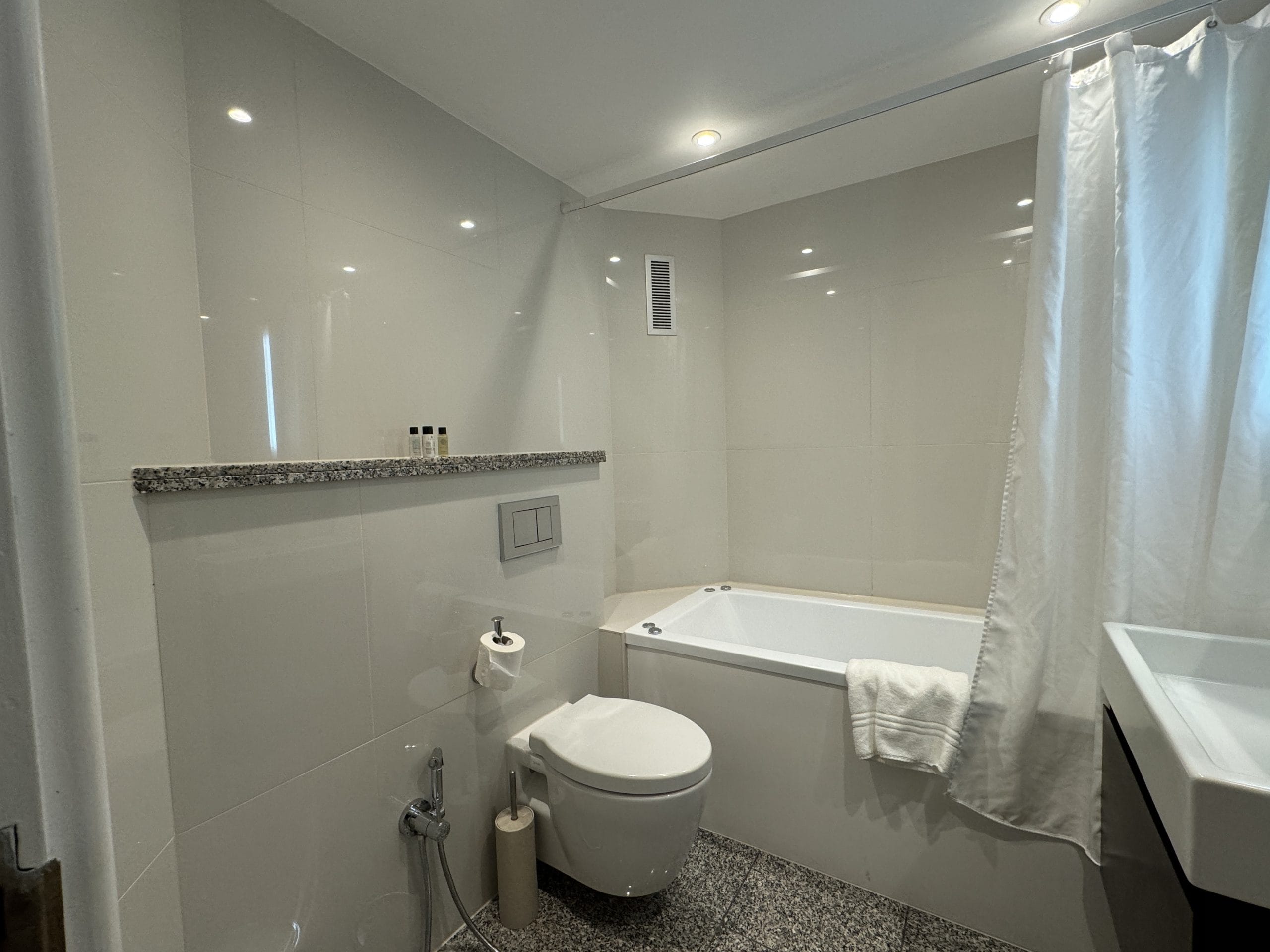 Mayfair House Apartments Bathroom